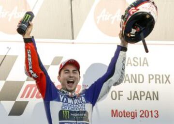 El piloto español de MotoGP Jorge Lorenzo en el podio celebrando su triunfo en el Gran Premio de Japón, circuito de Motegi.