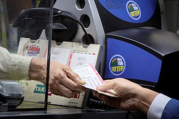 Un hombre latino de California afirma ser el verdadero ganador del jackpot de $2 billones de Powerball. José Rivera asegura que le robaron su boleto.