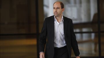 Santiago 12 Noviembre 2015.
El presidente de la Asociacion nacional de fútbol profesional Sergio Jadue hablo con la prensa a su llegada al aeropuerto de Santiago de Chile.
Marcelo Hernandez/Atonchile