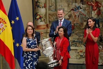 La ministra de Defensa, Margarita Robles (2d), y la presidenta del Consejo Superior de Deporte Militar, María Amparo Valcarce García (2i), reciben la Copa Stadium, concedida al Consejo Superior de Deporte Militar.