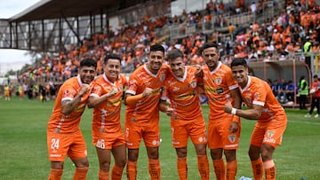 El jugador de Cobreloa, Cristian Insaurralde, celebra su gol contra Universidad de Chile durante el partido amistoso disputado en el estadio Zorro del Desierto de Calama.