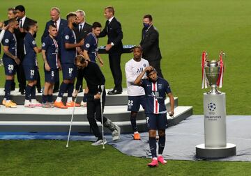 El año 2020 estuvo marcado por la pandemia mundial de la Covid-19 que obligó a parar todo, incluido el fútbol. La Champions se resolvió de manera rápida con una especie de final a 8. Tras eliminar a la Atalanta en octavos y al Leipzig en cuartos, el Paris Saint-Germain se enfrentó al Bayern de Múnich en la final y perdió 0-1 por un gol de Kingsley Coman.