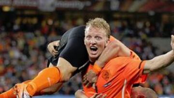 <b>ALEGRÍA EN EL 2-0. </b>Kuyt levanta a Sneijder, después de que el jugador del Liverpool le diera el pase al del Inter para que éste marcara.