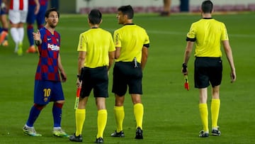 Messi protesta una jugada a Gil Manzano.