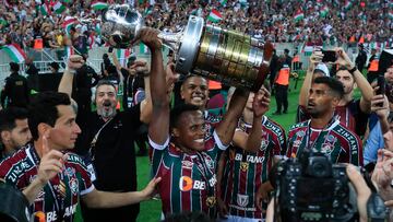 Jhon Arias con el trofeo de la Copa Libertadores ganado con Fluminense.