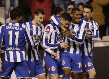 1-0. Lucas Pérez celebróel primer tanto con sus compañeros.