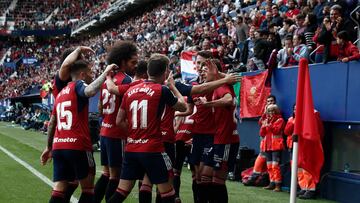 PAMPLONA, 22/04/2023.- El delantero croata del Osasuna, Ante Budimir (2d) celebra su primer tanto ante el Real Betis durante el partido correspondiente a la jornada 30 de LaLiga disputado en El Sadar de Pamplona este sábado. EFE/ Jesús Diges
