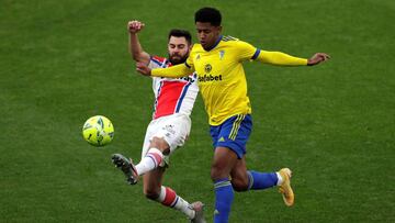 CÁDIZ, 10/01/2021.-Anthony Rubén Lozano (d), del Cádiz, y Rubén Duarte, del Deportivo Alavés, en una jugada del partido correspondiente a la jornada 18 de LaLiga Santander que estos dos equipos juegan hoy en el estadio R