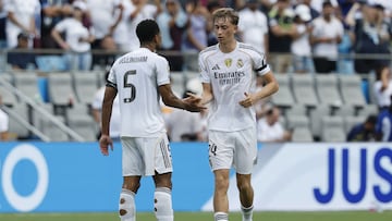 CHARLOTTE (United States), 22/06/2025.- Jude Bellingham (L) of Real Madrid slaps hands with Dean Huijsen of Real Madrid after scoring the opening goal during the FIFA Club World Cup 2025 match between Real Madrid and Pachuca in Charlotte, North Carolina, USA, 22 June 2025. (Mundial de F¨²tbol) EFE/EPA/ERIK S. LESSER