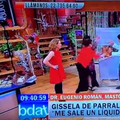 Una modelo de pechos sufre un desmayo en directo en TV