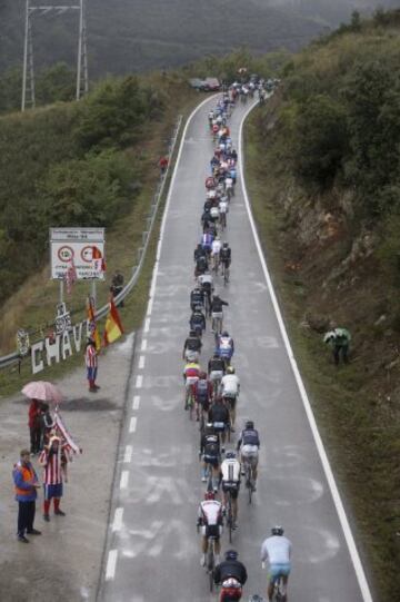 El pelotón, durante la carrera en línea de elite masculina en la última jornada de los Mundiales de ciclismo de Ponferrada (León). 
