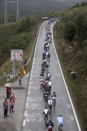 El pelot¨®n, durante la carrera en l¨ªnea de elite masculina en la ¨²ltima jornada de los Mundiales de ciclismo de Ponferrada (Le¨®n).