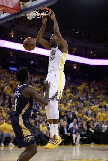 Kevin Durant y Jrue Holiday.