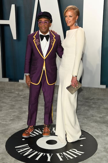 Spike Lee, gran aficionado a la NBA, rindió homenaje al fallecido Kobe Bryant en la gala de los Oscar. El director llevó un traje de Gucci morado, con ribetes dorados y parches con el número 24 de Kobe, además de unas de sus zapatillas.