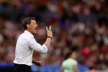 Diego Cocca se queja por el arbitraje tras el Clásico Tapatío