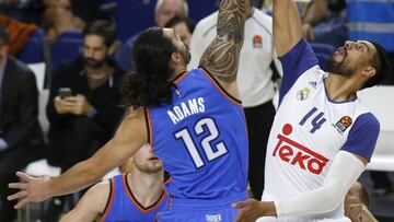 Gustavo Ayón, con la nueva camiseta de mangas cortas, salta con Steven Adams.