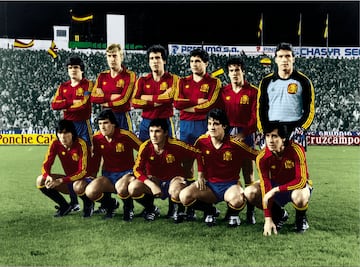 Equipación de la Selección Española entre 1981 y 1983. Fotografía correspondiente al partido entre España - Malta donde La Roja ganó por 12 a 1 en 1983.