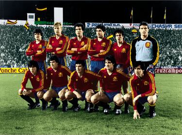 Equipación de la Selección Española entre 1981 y 1983. Fotografía correspondiente al partido entre España - Malta donde La Roja ganó por 12 a 1 en 1983.