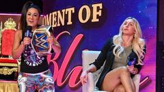 Bayley y Charlotte Flair durante el episodio de SmackDown.