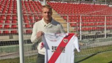 Yoel pos&oacute; para los medios del Rayo Vallecano con su nueva camiseta. Llega cedido del Valencia.