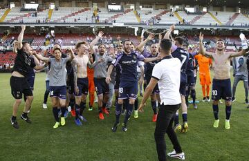 Los jugadores del Real Valladolid celebran en Vallecas la permanencia en Primera.