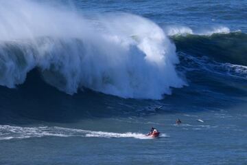 "El surf de olas grandes es un deporte de equipo"