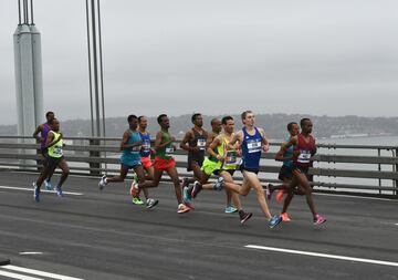 Un grupo de corredores a su paso por el Verrazano-Narrows Bridge.