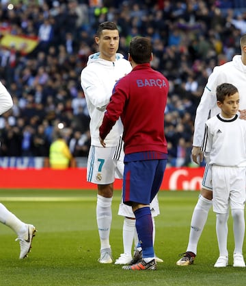 Cristiano y Messi se saludan antes de empezar el partido