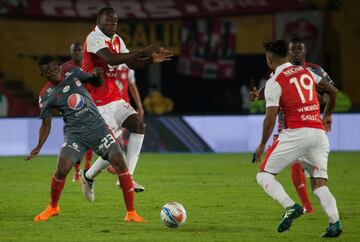 Con goles de Juan Roa, Jhon Pajoy y autogol de Eder Castañeda, Santa Fe venció al América en El Campín de Bogotá. Toma un respiro y escala en la tabla de la Liga.