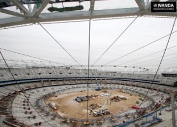 Tras la colocación del doble anillo exterior de compresión (la estructura blanca que se sitúa sobre la grada) y del anillo de tracción superior (el óvalo de cables de acero que se eleva sobre el terreno de juego), el Wanda Metropolitano se prepara para el izado del anillo de tracción inferior. 