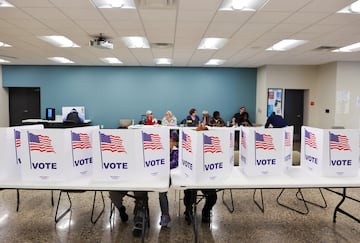 La gente vota en las elecciones presidenciales estadounidenses en la Primera Iglesia Cristiana Reformada en Grand Rapids, Michigan.