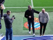 El repetitivo gesto de Flick que indigna en Barcelona: más leña al fuego en el derbi catalán