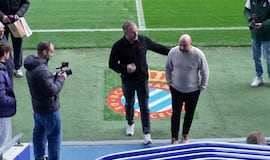 El repetitivo gesto de Flick que indigna en Barcelona: más leña al fuego en el derbi catalán