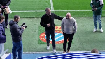 El repetitivo gesto de Flick que indigna en Barcelona: más leña al fuego en el derbi catalán