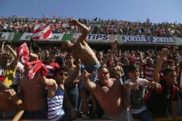 Aficionados del Granada celebran la victoria de su equipo ante el Córdoba