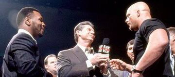 Mike Tyson, Vince McMahon y Stone Cold durante la primera aparición de Tyson en WWF.