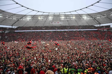 Los aficionados del Bayer Leverkusen invadieron en masa el césped del BayArena tas finalizar el encuentro y celebrar el primer título en la Bundesliga de su equipo.