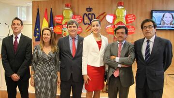 David Cabello, a la izquierda junto a Ana Muñoz, Miguel Cardenal, Carolina Marín, Jaime Carbó y Carlos Cabanas.