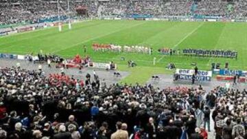 <b>EL TEMPLO DE LA 'GRANDEUR' FRANCESA. </b>Espectacular panorámica de un abarrotado Saint Denis con los equípos alineados para escuchar los himnos nacionales.