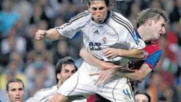 <b>RAMOS, UN CICLÓN</b>. Sergio Ramos fue uno de los futbolistas más destacados del Real Madrid en la noche de ayer. El sevillano, que en la imagen remata pese a la oposición de Goian, fue un jugador fundamental en el ataque de los blancos. Además de este testarazo que rozó la escuadra de Cernea, Sergio Ramos asistió a Helguera, que falló cuando estaba solo bajo palos.