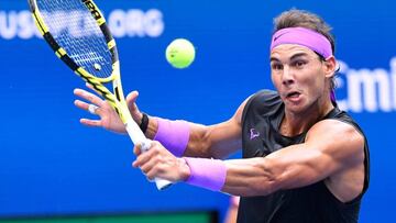 Rafa Nadal ejecuta un revés cortado.