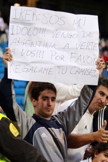 Aficionados del Real Madrid con pancartas.