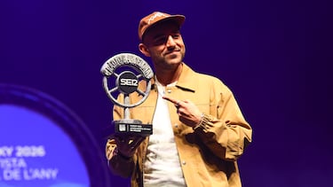 Nil Moliner, galardonado como Artista Musical del Año, comparte su energía en el escenario durante La Nit de la Ràdio.