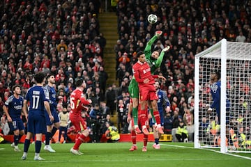 El portero italiano del Paris Saint-Germain, Gianluigi Donnarumma, disputa el baln con el delantero georgiano del Paris Saint-Germain, Khvicha Kvaratskhelia.