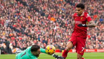 LIVERPOOL (United Kingdom), 16/02/2025.- Wolverhampton goalkeeper Jose Sa (L) fouls Luis Diaz of Liverpool during the English Premier League match between Liverpool FC and Wolverhampton Wanderers, in Liverpool, Britain, 16 February 2025. (Reino Unido) EFE/EPA/PETER POWELL EDITORIAL USE ONLY. No use with unauthorized audio, video, data, fixture lists, club/league logos, 'live' services or NFTs. Online in-match use limited to 120 images, no video emulation. No use in betting, games or single club/league/player publications.