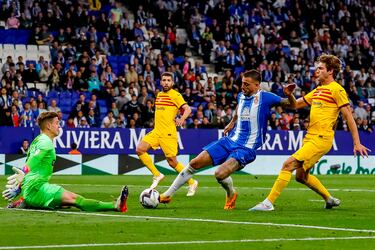 Joselu con Marcos Alonso y Marc-André ter Stegen.
