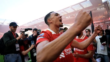 Alexander-Arnold celebra el título de la Premier con la grada de Anfield.