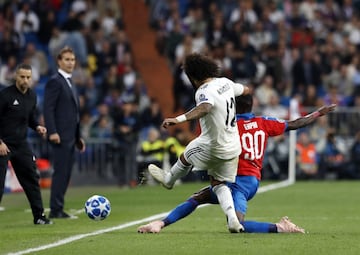 Marcelo se lesion¨® tras esta jugada con Ubong Ekpai.