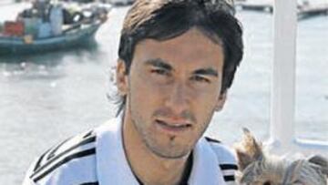 <b>CON UN AMIGO. </b>Gerardo posó en el puerto deportivo de Gijón junto al perro de su novia Leticia.