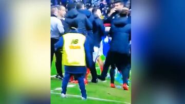 ¡Lamentable! Un aficionado del Oporto saltó al césped y agredió a Pizzi